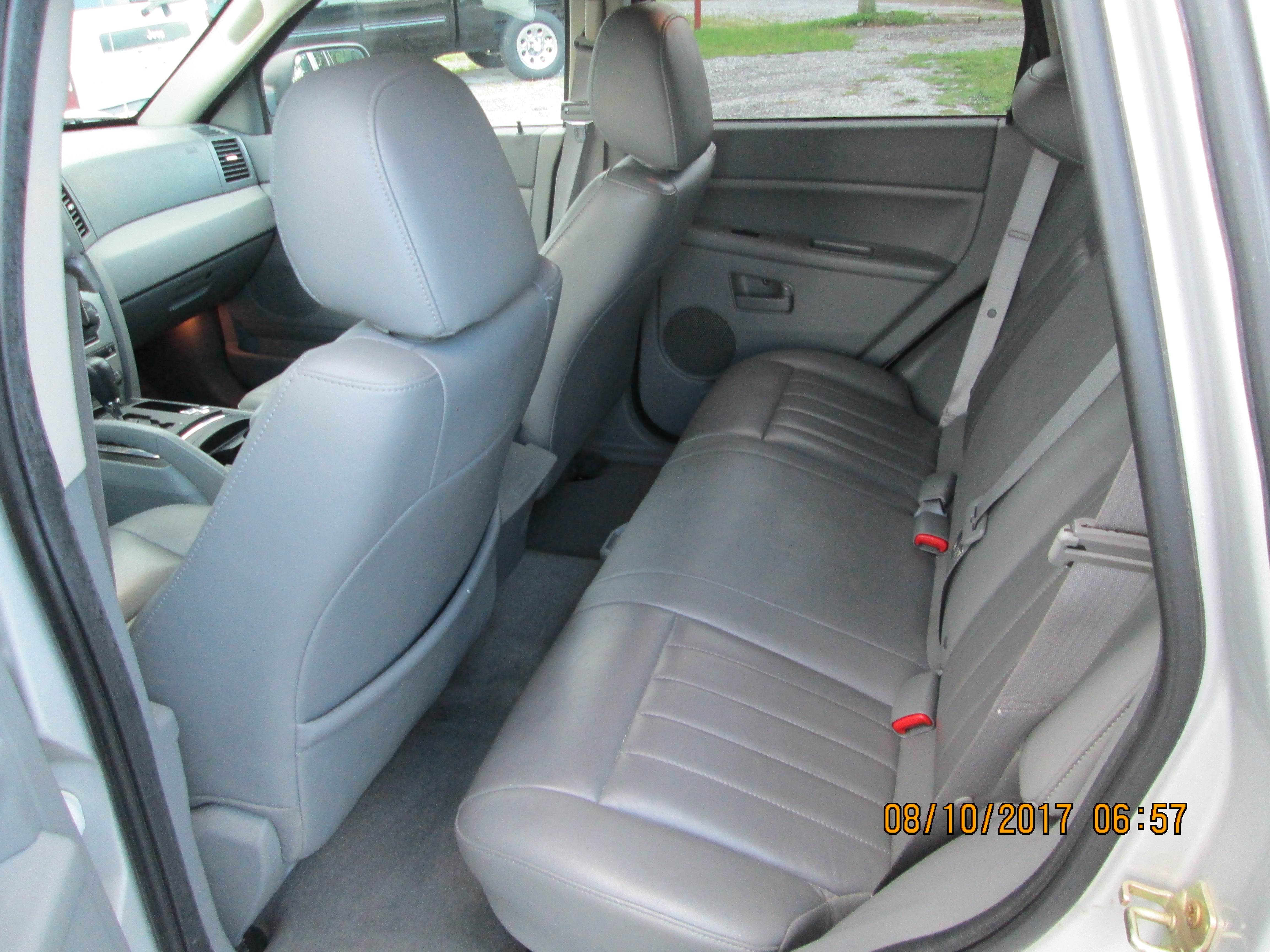webassets/2005grandcherokeerear.JPG